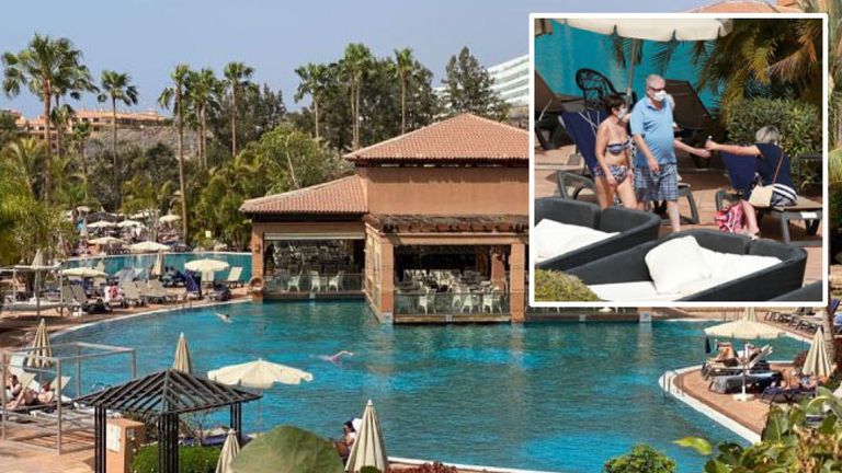 Certaines personnes sont photographiées en train de nager au H10 Costa Adeje Palace à Tenerife