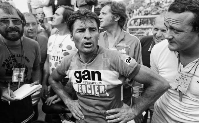 Eamonn Sweeney: «Pour toujours une demoiselle d’honneur du Tour, Poulidor a été la première à gagner le cœur des fans de cyclisme»