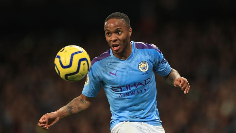 Photo de fichier en date du 07/12/19 de l'ailier de Manchester City, Raheem Sterling, alors que deux supporters de Manchester City ont reçu des ordres d'interdiction de football de cinq ans des tribunaux et des interdictions à vie des titulaires du titre de Premier League après avoir admis avoir utilisé un langage raciste.