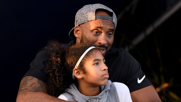 IRVINE, CA - 26 juillet: Kobe Bryant et sa fille Gianna Bryant regarder pendant le jour 2 des championnats nationaux de natation Phillips 66 au Woollett Aquatics Center le 26 juillet 2018 à Irvine, en Californie. (Photo de Harry How / Getty Images)