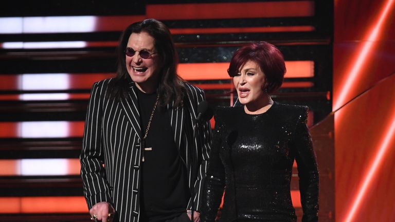 La chanteuse britannique Ozzy Osbourne (L) et son épouse, la personnalité de la télévision britannique Sharon Osbourne, présentent le prix de la meilleure performance rap / chantée lors de la 62e cérémonie des Grammy Awards le 26 janvier 2020 à Los Angeles. (Photo de Robyn Beck / AFP) (Photo de ROBYN BECK / AFP via Getty Images)