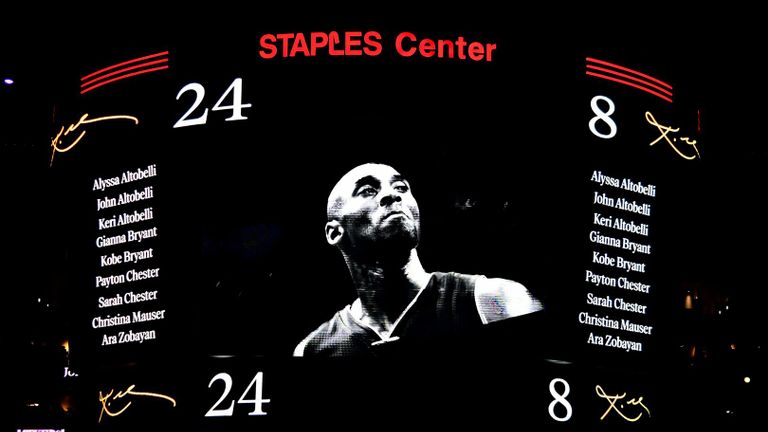 LOS ANGELES, CALIFORNIE - 31 JANVIER: Les Lakers de Los Angeles honorent les neuf victimes de l'accident d'hélicoptère de dimanche lors de la cérémonie d'avant-match pour Kobe Bryant avant le match contre les Portland Trail Blazers au Staples Center le 31 janvier 2020 à Los Angeles, Californie. (Photo par Kevork Djansezian / Getty Images)