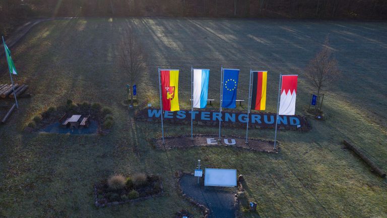Cette photo prise avec un drone le 20 janvier 2020, montre le centre géographique de l'Union européenne avant le Brexit à Westerngrund, au nord-ouest de la Bavière, dans le sud de l'Allemagne. - Dans le petit village de Gadheim dans le nord de la Bavière, un jardin joliment aménagé marqué de drapeaux régionaux, allemands et européens marque l'endroit qui se tiendra au centre géographique de l'Union européenne après le Brexit. (Photo de Yann Schreiber / AFP) (Photo de YANN SCHREIBER / AFP via Getty Images)