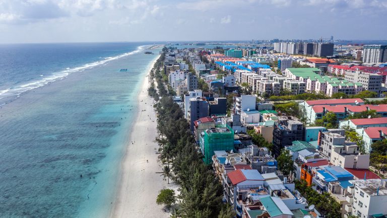 MALE, MALDIVES - 13 DÉCEMBRE: Des bâtiments nouvellement construits sont représentés sur Hulhumale, une île artificielle construite jusqu'à 3 mètres au-dessus du niveau de la mer à côté de la capitale de Malé en prévision de la montée des mers et d'une population croissante, le 13 décembre 2019 dans Homme, Maldives. Les Maldives sont le pays le plus bas du monde avec un point naturel le plus élevé de seulement 2,4 mètres au-dessus du niveau de la mer. En plus d'une population croissante, la nation est confrontée à un certain nombre de problèmes causés par le changement climatique, notamment l'élévation du niveau de la mer, des conditions météorologiques imprévisibles, une pénurie d'eau potable, l'érosion côtière et la diminution des stocks de poissons. En l'absence de rivières ou de ruisseaux sur aucune des îles, les Maldiviens vivaient traditionnellement de la pêche et à l'exception de Malé et d'une poignée d'autres îles, la plupart des îles dépendent de la pluie pour l'eau potable et, de plus en plus, de l'eau en bouteille importée d'autres îles. (Photo de Carl Court / Getty Images)