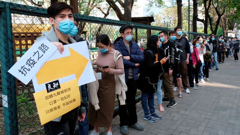Des clients font la queue pour acheter des masques au milieu d'une flambée d'un nouveau coronavirus, à Hong Kong, Chine, le 1er février 2020. REUTERS / Tyrone Siu