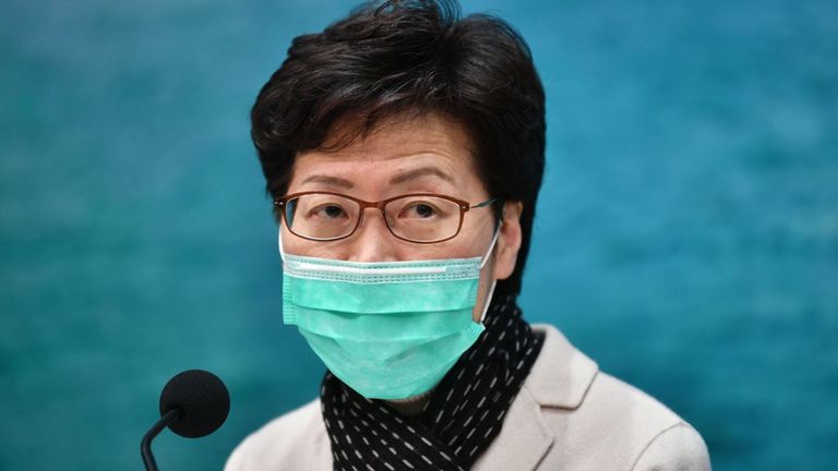 Le chef de la direction de Hong Kong, Carrie Lam, participe à une conférence de presse tout en portant un masque à Hong Kong le 28 janvier 2020, pour mettre à jour le territoire sur la situation concernant le virus de type SRAS qui en a infecté au moins huit dans le ville et tué au moins 106 personnes en Chine continentale. - Huit personnes sont connues pour avoir la maladie à Hong Kong, dont six sont arrivées via un terminal de train à grande vitesse nouvellement construit qui relie la ville au continent. (Photo par Anthony WALLACE / AFP) (Photo par ANTHONY WALLACE / AFP via Getty Images)
