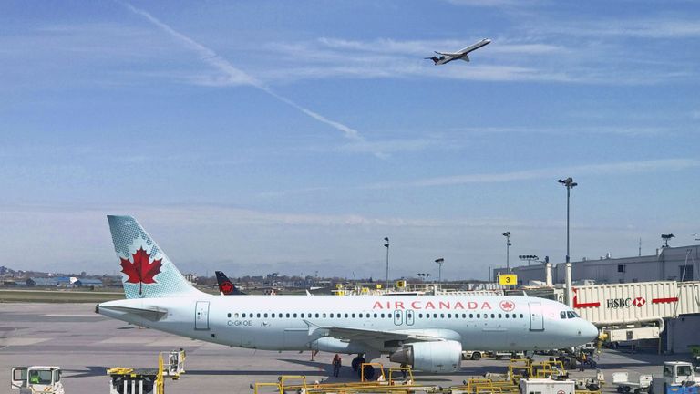 (DOSSIERS) Dans cette photo prise le 1er mai 2018, un avion d'Air Canada est assis sur le tarmac de l'aéroport Trudeau près de Montréal, au Canada. - Une femme est montée à bord d'un vol d'Air Canada plus tôt en juin 2019, s'est endormie après le décollage et s'est réveillée seule dans un avion sombre et stationné, apparemment oublié par le personnel au sol. L'histoire de Tiffani Adams a été publiée par un ami sur la page Facebook d'Air Canada, suscitant des réactions incrédules des lecteurs et une demande de détails de la compagnie aérienne.Selon la publication, Adams volait de Québec à l'aéroport international Pearson de Toronto lorsqu'elle s'est endormie, aidée par le fait qu'elle se soit retrouvée avec toute une rangée de sièges. (Photo de Daniel SLIM / AFP) (Le crédit photo doit se lire DANIEL SLIM / AFP via Getty Images)