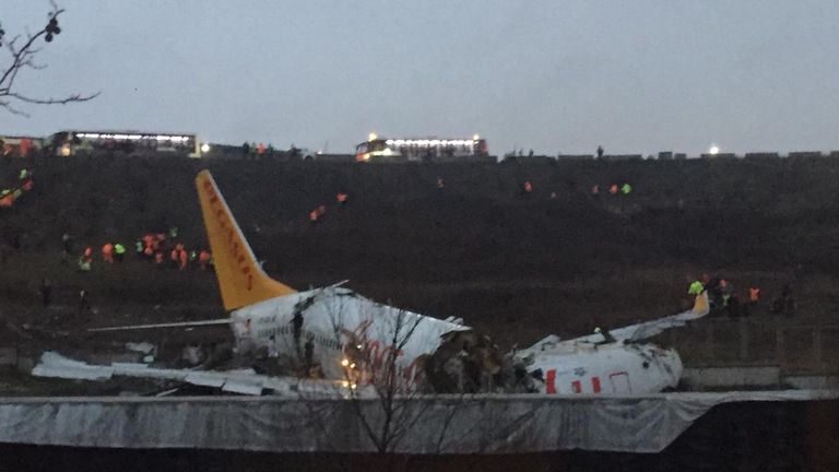 Cette photo prise le 05 février 2020 montre un Boeing 737 de Pegasus Airlines après avoir dérapé sur la piste de l'aéroport Sabiha Gokcen d'Istanbul. - Un avion transportant 171 passagers a dérapé sur la piste d'un aéroport d'Istanbul et s'est séparé en deux après avoir atterri par mauvais temps le 05 février, mais les autorités ont déclaré que personne n'était mort. L'avion avait volé dans l'aéroport Sabiha Gokcen d'Istanbul depuis la ville égéenne d'Izmir par temps très humide, a rapporté la chaîne de télévision NTV. Au moins 21 personnes ont été blessées et transportées à l'hôpital, a déclaré le gouverneur d'Istanbul Ali Yerlikaya sur Twitter. 