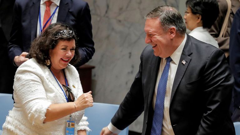 Le secrétaire d'État américain Mike Pompeo salue l'ambassadeur de Grande-Bretagne auprès des Nations Unies, Karen Pierce, à la suite d'une réunion du Conseil de sécurité des Nations Unies qui s'est tenue lors de la 73e session de l'Assemblée générale des Nations Unies au siège des Nations Unies à New York, États-Unis, le 27 septembre 2018. / Photo prise le 26 novembre 2018 / REUTERS / Brendan McDermid