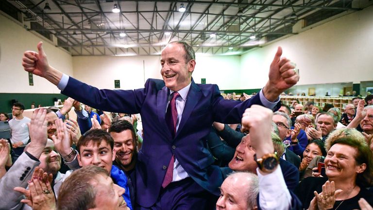 DIVERSES VILLES, IRLANDE - 09 FÉVRIER: Micheal Martin de Fianna Fail réagit à son élection au 33e Dáil lors du scrutin général irlandais pour la circonscription de Cork South-Central à Nemo Rangers GAA le 9 février 2020 à Cork, en Irlande. L'Irlande est allée aux urnes après la décision du Taoiseach Leo Varadkar de déclencher des élections anticipées. Lors des dernières élections générales, aucun parti n'a approché la majorité et il a fallu 10 semaines de négociations pour former un gouvernement avec le parti de Varadkar, Fine Gael, pour finalement former une coalition avec Fianna Fail. Le Sinn Fein et leur chef Mary Lou McDonald ont fait un bond en avant et pourraient devenir le plus grand parti selon les derniers sondages d'opinion. Afin de remporter une majorité absolue et de gouverner seul, les partis doivent gagner 80 sièges - de nombreux experts politiques ont prédit un autre parlement suspendu avec des sondages de sortie montrant les trois principaux partis dans l'impasse. (Photo de Jeff J Mitchell / Getty Images)