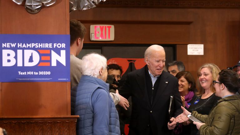 HAMPTON, NEW HAMPSHIRE - 09 février: candidat à la présidentielle démocratique, l'ancien vice-président Joe Biden arrive à un événement de campagne à Ashworth by the Sea le 09 février 2020 à Hampton, New Hampshire. Avec deux jours avant la primaire du New Hampshire, Joe Biden fait campagne à travers l'État. (Photo de Justin Sullivan / Getty Images)