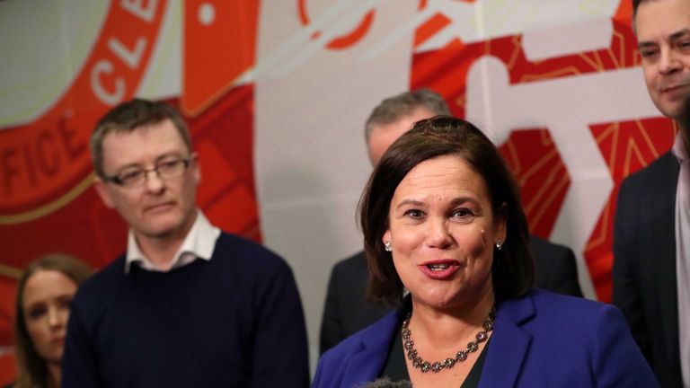 La présidente de Sinn F ?? in, Mary Lou McDonald, s'adresse aux médias à Dublin, sous les yeux de David Cullinane de Sinn F ?? in.