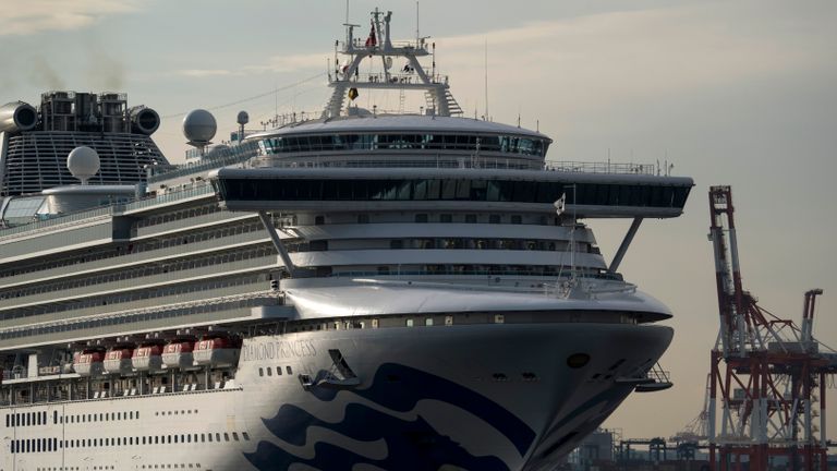 YOKOHAMA, JAPON - 12 FÉVRIER: La croisière Diamond Princess arrive à quai à Daikoku Pier le 12 février 2020 à Yokohama, au Japon. Le navire de croisière, tout en étant réapprovisionné, reste en quarantaine après qu'un certain nombre des 3 700 personnes à bord ont été diagnostiquées avec un coronavirus. Le nombre de cas confirmés est passé à 175 alors que les autorités japonaises continuent de traiter les personnes à bord. Les nouveaux cas portent le nombre total d'infections à au moins 200 au Japon, le plus grand nombre en dehors de la Chine. (Photo de Tomohiro Ohsumi / Getty Images)