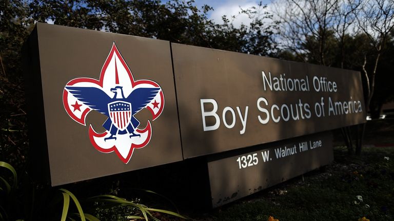IRVING, TX - 04 février: Un signe pour le bureau national à l'extérieur du siège des Boy Scouts of America le 4 février 2013 à Irving, Texas. Le conseil national de la BSA a annoncé qu'il envisageait de laisser la décision d'inclure les homosexuels au niveau de l'unité locale. Le président américain Barack Obama a exhorté l'organisation à mettre fin à l'interdiction des homosexuels. (Photo de Tom Pennington / Getty Images)