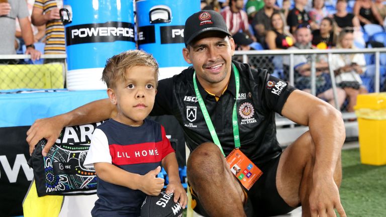 GOLD COAST, AUSTRALIE - 22 février: Quaden Bayles regarde avec Cody Walker des Indigenous All-Stars avant le match de la LNR entre les Indigenous All-Stars et les New Zealand Maori Kiwis All-Stars au Cbus Super Stadium le 22 février 2020 sur la Gold Coast, Australie. (Photo de Jason McCawley / Getty Images)