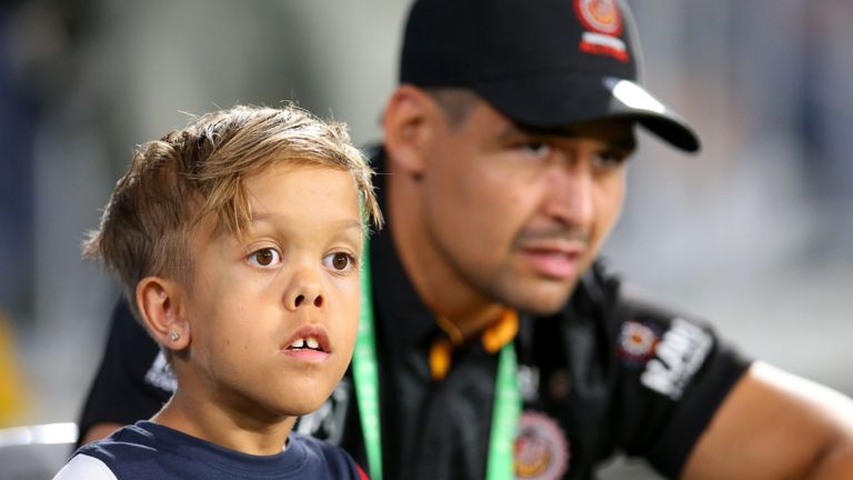 GOLD COAST, AUSTRALIE - 22 février: Quaden Bayles regarde avec Cody Walker des Indigenous All-Stars avant le match de la LNR entre les Indigenous All-Stars et les New Zealand Maori Kiwis All-Stars au Cbus Super Stadium le 22 février 2020 sur la Gold Coast, Australie. (Photo de Jason McCawley / Getty Images)