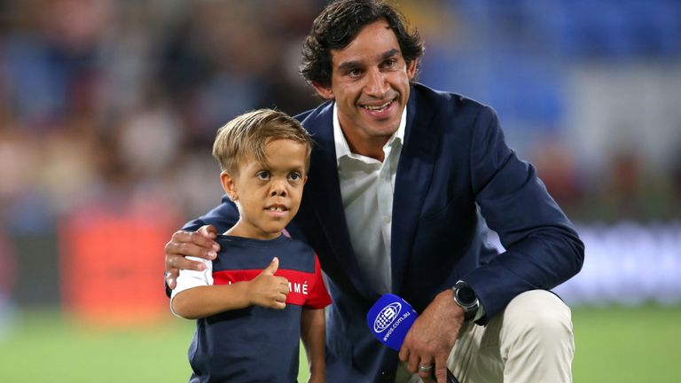 GOLD COAST, AUSTRALIE - 22 février: l'ancien joueur de la ligue de rugby Johnathan Thurston (R) pose avec Quaden Bayles avant le match de la LNR entre les Indigenous All-Stars et les All-Stars Maori Kiwis de Nouvelle-Zélande au Cbus Super Stadium le 22 février 2020 sur la Gold Coast, Australie. (Photo de Jason McCawley / Getty Images)