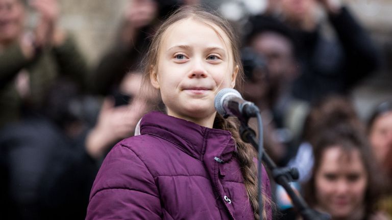 LAUSANNE, SUISSE - 17 JANVIER: la militante suédoise pour le climat Greta Thunberg s'adresse aux participants lors d'une manifestation contre le changement climatique le 17 janvier 2020 à Lausanne, en Suisse. La manifestation a lieu avant le prochain rassemblement annuel des dirigeants mondiaux au Forum économique mondial de Davos. (Photo par Ronald Patrick / Getty Images)