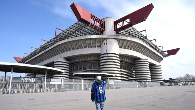 Un homme se tient à l'extérieur du stade San Siro après l'annulation du match Inter Milan v Sampdoria Serie A en raison d'une épidémie de coronavirus en Lombardie et en Vénétie, à Milan, Italie, le 23 février 2020.REUTERS / Daniele Mascolo