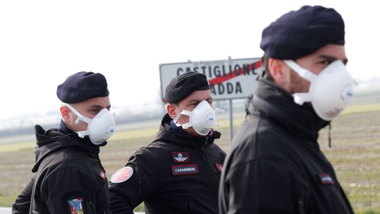 Des agents des carabiniers montent la garde à l'extérieur de la ville de Castiglione D & # 39; Adda, qui a été fermée par le gouvernement italien en raison d'une épidémie de coronavirus, Italie, 23 février 2020. REUTERS / Guglielmo Mangiapane