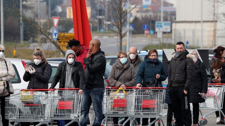Des gens font la queue dans un supermarché à l'extérieur de la ville de Casalpusterlengo, qui a été fermé par le gouvernement italien en raison d'une épidémie de coronavirus dans le nord de l'Italie, le 23 février 2020. REUTERS / Guglielmo Mangiapane