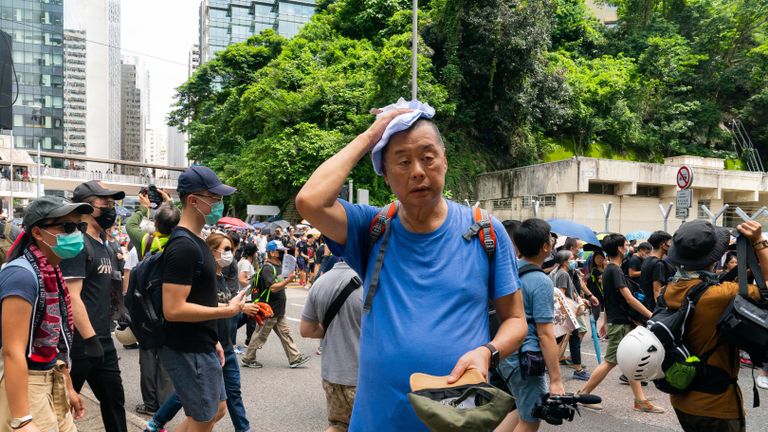 HONG KONG, CHINE - 31 AOÛT: Le magnat des médias Jimmy Lai, assiste à une marche des manifestants pro-démocratie en Amirauté le 31 août 2019 à Hong Kong, Chine. Les manifestants pro-démocratie ont poursuivi les manifestations à travers Hong Kong depuis le 9 juin contre un projet de loi controversé qui autorise les extraditions vers la Chine continentale alors que les manifestations en cours ont dépassé le mouvement des parapluies il y a cinq ans, devenant la plus grande crise politique depuis que la Grande-Bretagne a rendu sa colonie unique à la Chine en 1997. La dirigeante assiégée de Hong Kong, Carrie Lam, s'est excusée d'avoir présenté le projet de loi et l'a déclaré 