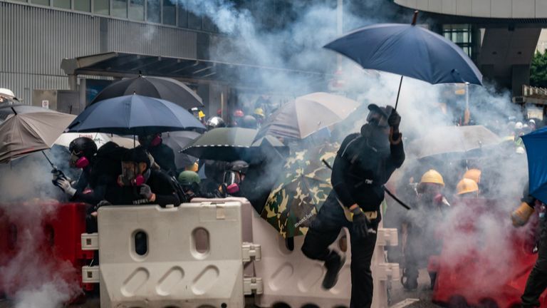 HONG KONG, CHINE - 31 AOÛT: Les manifestants jettent des cartouches de gaz lacrymogène à la police lors d'un rassemblement antigouvernemental à l'extérieur du complexe du gouvernement central le 31 août 2019 à Hong Kong, Chine. Les manifestants pro-démocratie ont poursuivi leurs rassemblements dans les rues de Hong Kong contre un projet de loi d'extradition controversé depuis le 9 juin, alors que la ville plongeait dans la crise après des vagues de manifestations et plusieurs affrontements violents. Le chef de la direction de Hong Kong, Carrie Lam, s'est excusé d'avoir présenté le projet de loi et l'a déclaré 