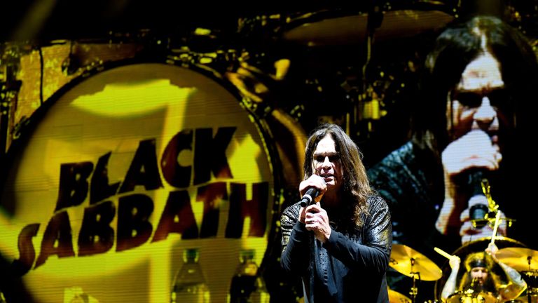   Ozzy Osbourne de Black Sabbath en prestation à l'Ozzfest 2016 à l'amphithéâtre de San Manuel en 2016