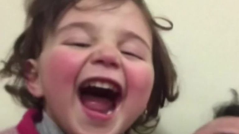 Un père syrien enseigne à sa fille comment faire face aux bombes - avec rire