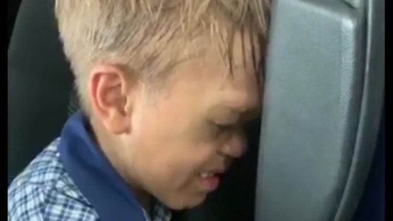 Une vidéo déchirante d'un garçon australien victime d'intimidation à cause de son nanisme à l'école est devenue virale après que sa mère l'a mise en ligne.