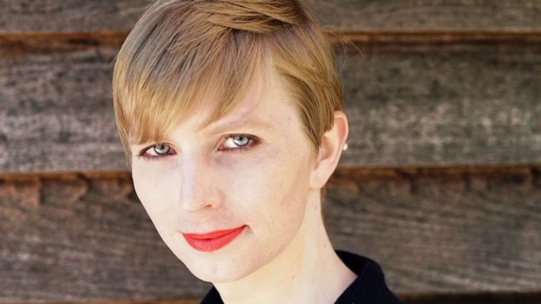 La première photo de Chelsea Manning après sa libération de prison. Pic: Twitter