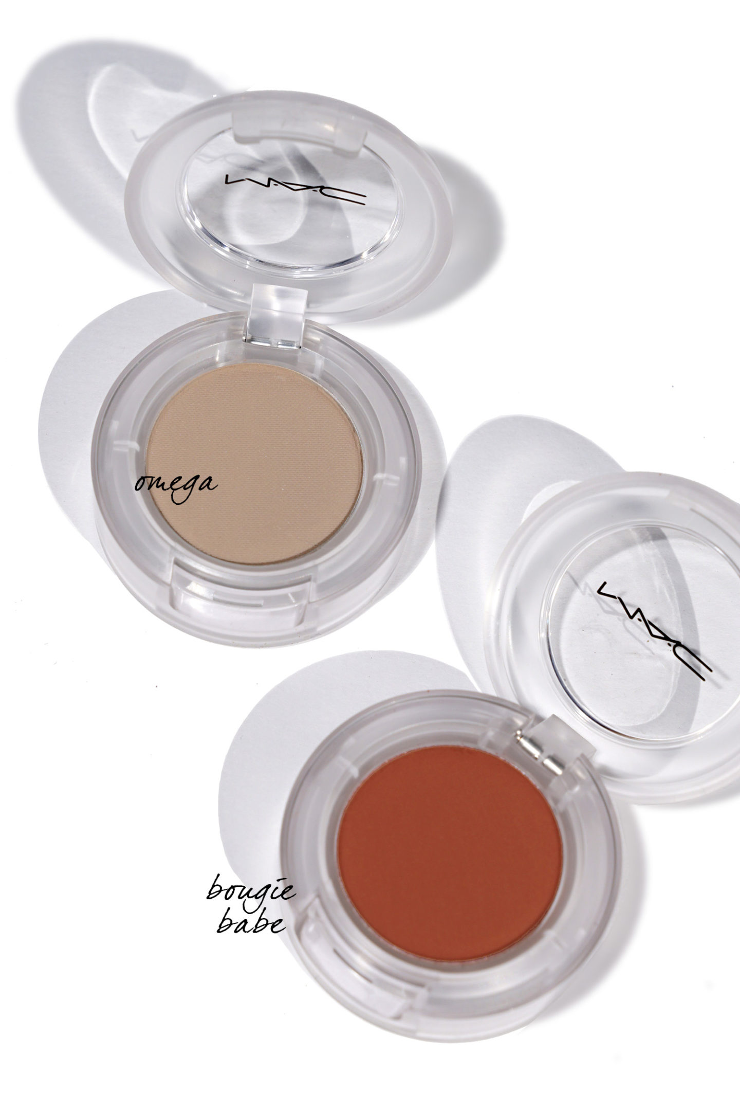 Fards à paupières MAC Loud and Clear Omega et Bougie Babe