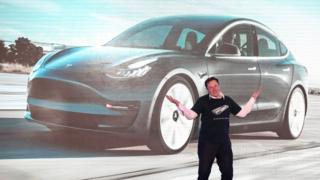 Le PDG de Tesla, Elon Musk, fait un geste lors de la cérémonie de livraison du modèle 3 de Tesla en Chine à Shanghai.
