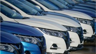 Une rangée de voitures Nissan X-Trail