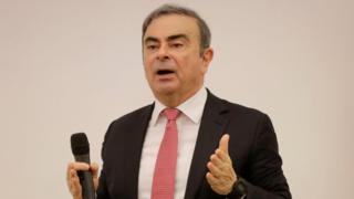 L'ancien patron de Renault-Nissan, Carlos Ghosn, s'adresse à une foule de journalistes sur les raisons pour lesquelles il a esquivé le procès au Japon, où il est accusé de faute financière.