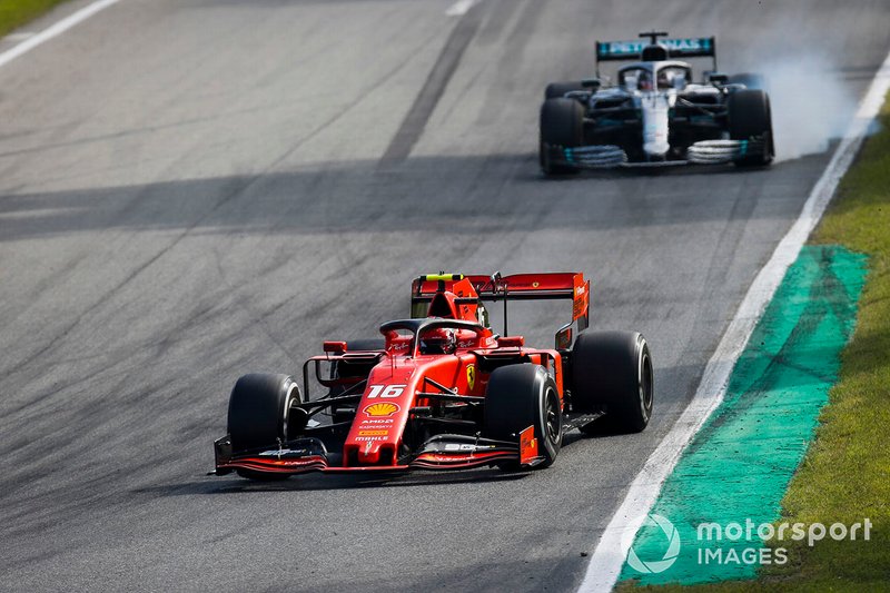 Charles Leclerc, Ferrari SF90, mène Lewis Hamilton, Mercedes AMG F1 W10