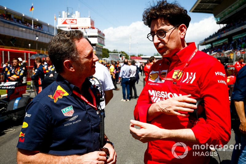 Christian Horner, Team Principal, Red Bull Racing, s'entretient avec Mattia Binotto, Team Principal Ferrari