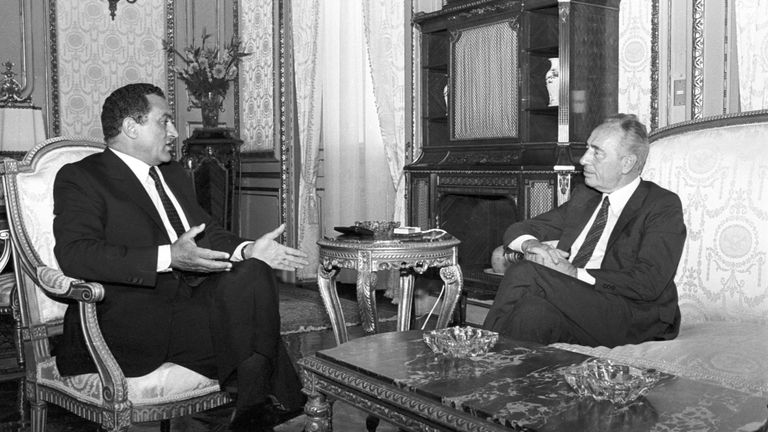 Shimon Peres, en tant que Premier ministre d'Israël, discute des affaires avec le président égyptien Hosni Moubarak après un accord sur la frontière de Taba