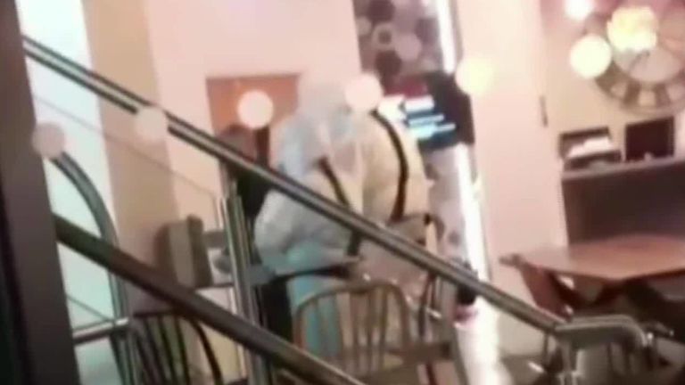 un fonctionnaire en costume de matières dangereuses entre dans un hôtel de York. Cas de coronavirus