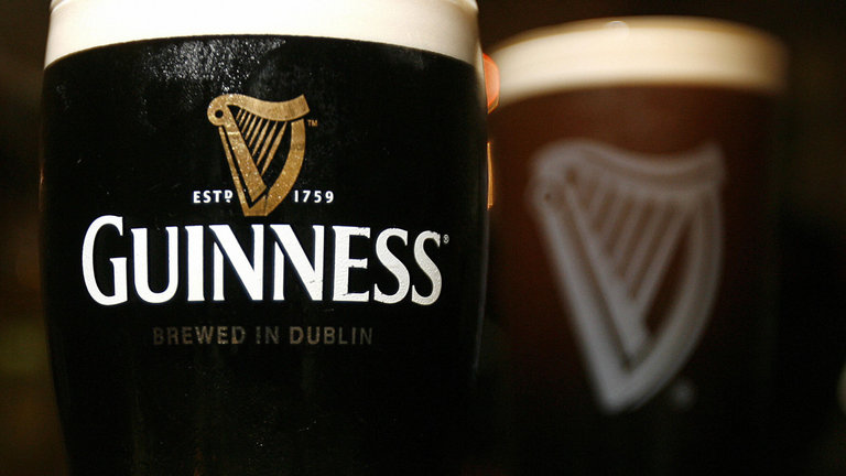Des pintes de bière Guinness sont photographiées à Londres, le 9 mai 2008. Diageo, le géant des boissons alcoolisées, a déclaré vendredi qu'il prévoyait de réviser son opération Guinness