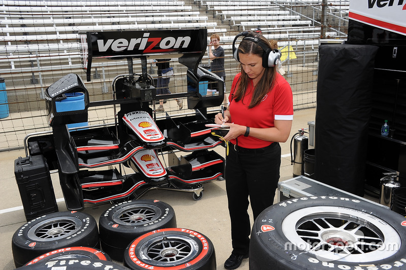 Cara Adams a gravi les échelons Firestone / Bridgestone pour devenir directrice de l'ingénierie et de la production des pneus de course. 