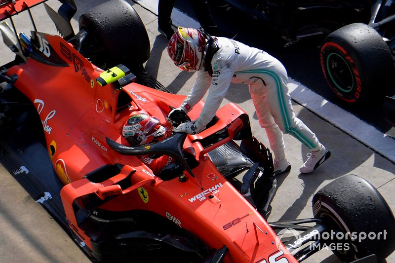 Lewis Hamilton, Mercedes AMG F1, 3e position, félicite Charles Leclerc, Ferrari, 1re position, au Parc Ferme