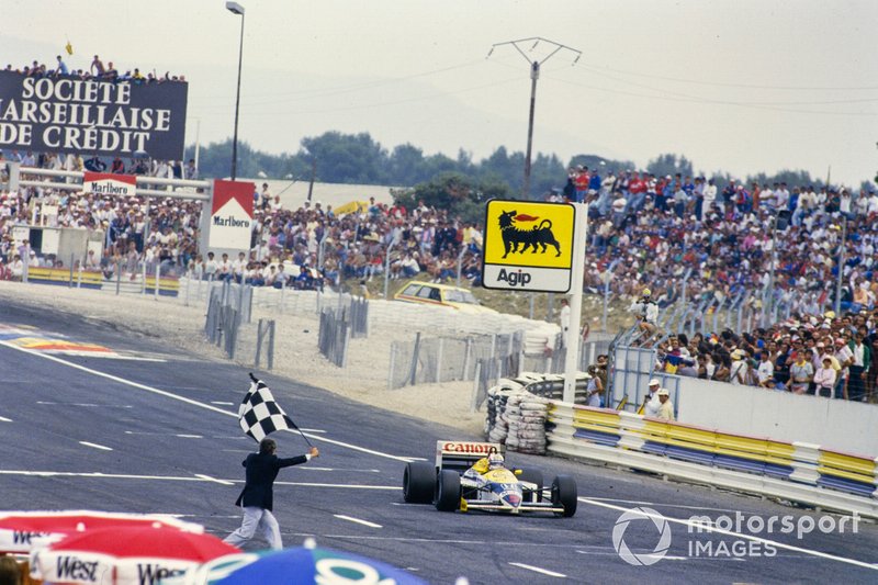 Nigel Mansell, Williams FW11 Honda, prend le drapeau à damier