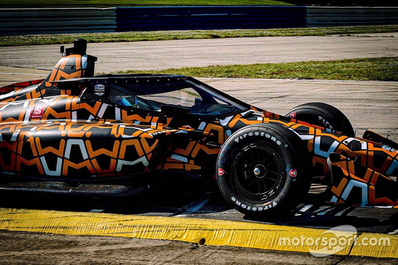 L'écran aérodynamique a poussé le centre de gravité de l'IndyCar vers l'avant et vers le haut, augmentant la demande sur les pneus avant de Firestone. 