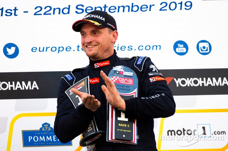 Podium: Julien Briché, vainqueur de la course, JSB Compétition Peugeot 308 TCR