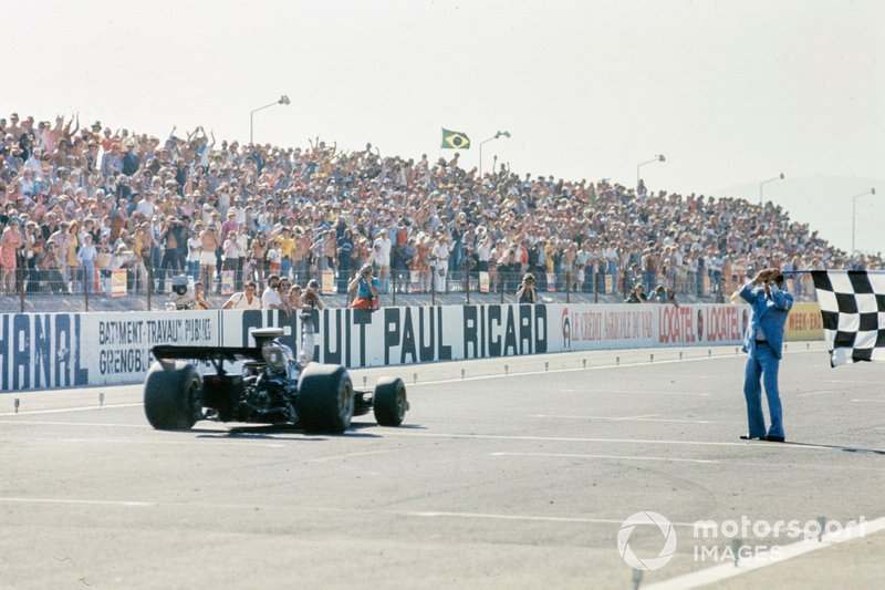 Ronnie Peterson, Lotus 72E Ford, prend le drapeau à damier