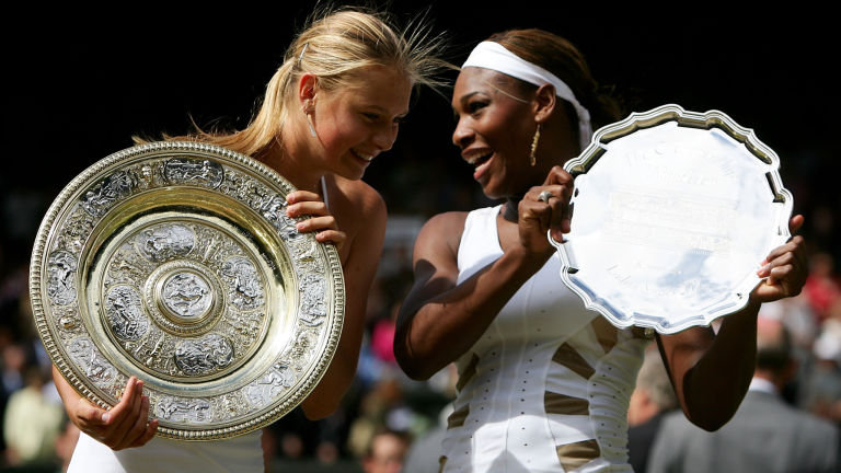 Une adolescente Maria Sharapova a stupéfait le monde du tennis en battant la championne en titre de Wimbledon, Serena Williams