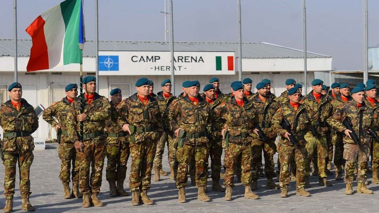Les forces de l'OTAN sont toujours dans le pays, offrant soutien et conseils à l'armée et à la police afghanes