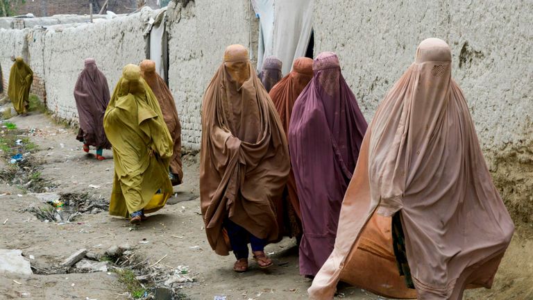 Environ 2,4 personnes réfugiées afghanes vivent dans un camp à Peshawar, au Pakistan, à la suite de la guerre de 18 ans