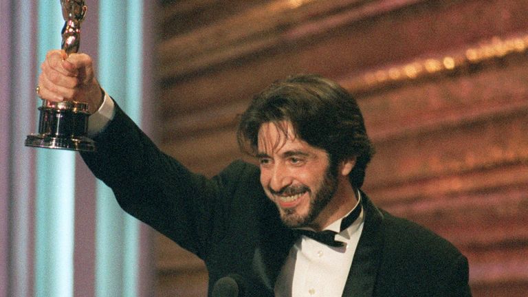Al Pacino brandit son Oscar lors de la 65e cérémonie des Oscars le 29 mars 1993 après avoir reçu le prix du meilleur acteur pour sa performance dans Martin Brest & # 39; s & # 39; Scent of a Woman & # 39;